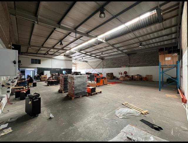 620M² WAREHOUSE TO LET IN LASER PARK